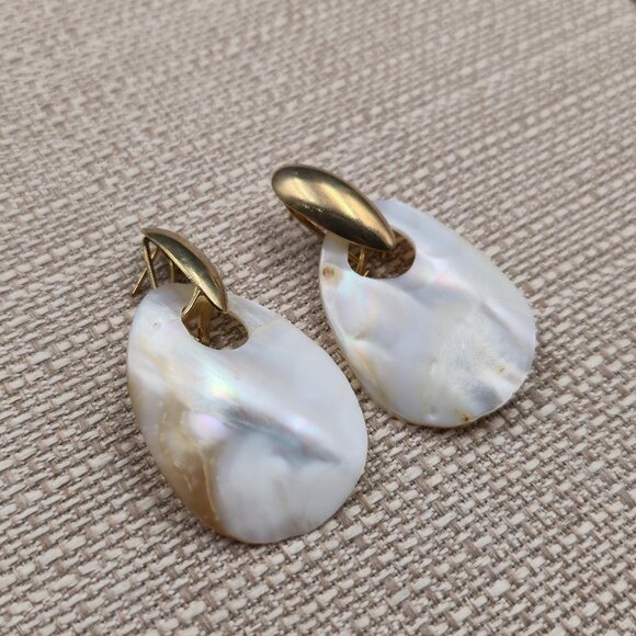 Gold Tone Oval White Shell Dangle Earrings B898 - Picture 2 of 5